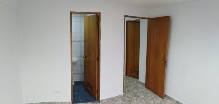 OFICINA CON 3 PRIVADOS, RECEPCION Y 2 BAÑOS EN PROVIDENCIA